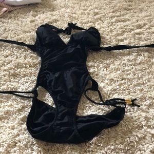 One pies bathing suit